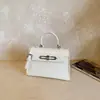 2026 Nuevo Bolso de Hombro Retro de Nicho Estilo Coreano de PU para Mujer con Lindo Colgante de Oso de Peluche, Bolso Versátil para el Hombro para el Viaje Diario