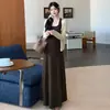 Nova roupa de maternidade para o outono: conjunto de duas peças com um vestido colete cor de café, modelador e que esconde a barriga, com uma saia longa fluida e um cardigã