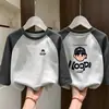 Camiseta Interior Básica de Cuello Redondo DeRong para Bebé Niños 2026 Otoño/Invierno Nuevo Estilo Camiseta de Manga Larga con Parches