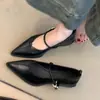 Sapatos Mary Jane de bico fino com temperamento retrô 2026 novo estilo feminino fivela única couro sapatos baixos salto grosso sapatos pequenos de couro