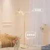 Luminária de chão cor creme estilo francês para sala de estar ao lado do sofá, luminária de pé de cabeceira para quarto, popular em pousadas online, com trama de rattan