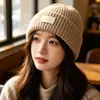Gorro de tricô com etiqueta de couro simples estilo coreano para mulheres, outono e inverno, circunferência da cabeça grande, listra vertical, gorro com punho, chapéu de lã versátil para homens