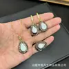 Novo Conjunto de Três Peças com Inlay de Concha Natural e Diamante Tcheco, Estilo de Luxo Leve Personalizado, Fornecedor Atacadista de Fabricante de Joias de Alta Qualidade