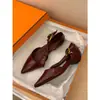 Primeiro Encontro com as Sandálias Vazadas de Salto Baixo com Bico Fino Retro de Moda de Alto Padrão para Mulheres da Temporada, Novo Estilo Primavera-Verão, Elegante Estilo Francês que Combina Bem com Vestidos