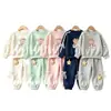 Conjunto de oso con pajarita estilo princesa coreana para niñas, sudadera con estampado de dibujos animados y pantalón jogger conjunto de dos piezas para niños pequeños y niños pequeños