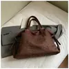 Bolsa Grande Vintage com Tachas para Mulheres 2026 Nova Bolsa Tote Coreana de Nicho Moda Grande Capacidade Versátil Bolsa de Ombro/Axila