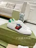 2026 Nuevas zapatillas blancas de la marca g con bordado de abeja, letras y diseño de rosa para mujer, zapatillas planas casuales para parejas, diseño de labios para hombre