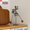 Muñeco Musical Rockero Pequeño Iron Man con Forma de Banda de Metal Roly-Poly Artesanía Decoración para el Hogar Adornos Hechos a Mano Creativo