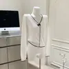 Cardigan de Tricô Off-White com Decote V e Acabamento em Renda Pulôver Manga Longa