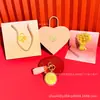 Chaveiro de Biscoito Dourado Puro para Recém-Casados Felizes Buquê de Flores Criativo Conjunto de Presente para Dia dos Namorados e Dia dos Namorados Chinês Atacado Personalizado