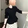 Conjunto de duas peças estilo retrô francês Audrey Hepburn, jaqueta preta e saia longa de bolinhas para o início da primavera, moderno e rejuvenescedor