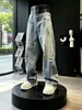 Pantalones Azules Desgastados con Salpicaduras de Pintura y Dobladillo Curvo para Hombre, Pantalones Rectos Lavados Vintage Vibe, Pantalones de Pierna Ancha de Mezclilla Modernos Estilo Americano