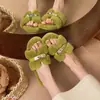 Pantuflas planas peludas para mujer para usar en exteriores, moda 2026 otoño e invierno, pantuflas de algodón peludo sin cordones con hebilla metálica