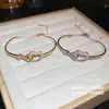 ¡Pulsera dorada en forma de corazón! Pulsera abierta de corazón de circón hueco, pulsera de estilo Chanel de lujo ligero, joyería de lujo ligero de alta gama para mujer
