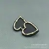 Suministro puntual de fábrica botones de aleación estilo fragancia pequeña hebilla de metal pintado con forma de corazón hebilla cosida a mano hebilla decorativa para abrigo gabardina