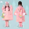 Capa de chuva infantil para alunos do ensino fundamental, adequada para meninos e meninas do jardim de infância, impermeável, à prova de chuva, poncho de chuva portátil com desenho