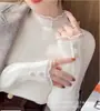 Camisa básica de tricô feminina de outono com gola semimangue alta e babados, com design requintado de fivela de metal, corte justo e valoriza o corpo, adequada para usar em camadas sob um suéter