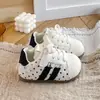 Tênis de Treino Alemão Infantil 2026 Primavera/Outono Novo Estilo Coreano Bordado de Renda para Meninas Sola Macia Tênis Forrest Gump Sapatos Casuais Esportivos