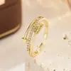 Nuevo Anillo de Flecha de Zirconia de Doble Capa con Tecnología de Color Duradero Electrochapado, Versátil para el Uso Diario, Lujo Ligero y Sensación de Alta Gama, Anillo para Mujer