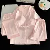 Conjunto de três peças com estampa de gato preto de desenho animado, almofadas no peito, seda gelo e neve, novo estilo de pijama primavera e verão para mulheres, roupão com lapela, pode ser usado fora de casa