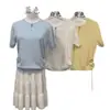 Top de punto fino de manga corta hueco con cordón lateral para mujer, versátil de verano, top de dopamina, estilo coreano, suéter elegante con botones de colores