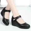 Zapatos de tacón de cuña de cuero suave de estilo nuevo para el verano 2026 con suelas blandas, resistentes al desgaste, diseño de una correa, pequeños zapatos de cuero de moda para madres de mediana edad y mayores