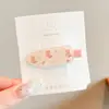 Elegante presilha frontal com design de bico de pato, presilha lateral fofa para fios soltos, pequeno grampo floral estilo Chanel, novo modelo 2026 de acessório de cabelo