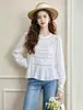 Camisa Feminina Branca de Manga Longa Patchwork de Renda Francesa Original Nanyou com Gola Redonda Babados e Barra Babados Vazada