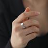 Anillo de lujo ligero con diseño de nicho al por mayor de fábrica, anillo de acero inoxidable de alta calidad para pareja con relieve abierto a la moda para mujer