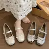 Zapatos plateados estilo Mary Jane para mujer, nueva colección otoño 2026, estilo delicado, zapatos planos bajos tipo ballet con lazo