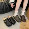 Pantuflas de algodón para mujer para exteriores con hebilla, Zapatos slip-on de cuero de suela gruesa 2026, Medias pantuflas de felpa de otoño al por mayor