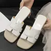 Elegantes sandalias planas de playa de estilo francés, versátiles, duraderas y modernas, súper suaves y femeninas, perfectas para el verano de 2025.