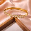 Pulsera Chapada de Nuevo Producto con Patrón de Diamante de Alta Venta Estilo Europeo y Americano Corazón de Acero Inoxidable Incrustado con Circonita de Imitación Joyería Dorada