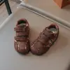 Zapatos de Tabla de Suela Gruesa de Gamuza con Velcro Estilo Coreano para Niñas 2026 Nuevos Zapatos Casuales Color Café para Niñas Zapatos sin Cordones de Moda