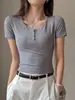Nueva Camiseta de Manga Corta con Cuello Henry para Mujer, Estilo Corto de Verano con Elegante Diseño de Botones, Hombro Normal, Cuello Redondo, Top de Moda