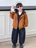 Coleção de outono de 2026: Conjunto de roupa cool e estiloso para meninos, estilo coreano, apresentando uma jaqueta de couro falsa de duas peças e conjunto de calças lanterna