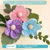 Decoración ambiental con flores y hojas de papel de seda en esquema de color Morandi para paredes de áreas temáticas en jardines de infancia y escuelas primarias