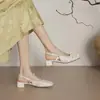 Nuevas sandalias cerradas bordadas con perlas estilo chino para mujer, nuevo modelo 2026, tacón grueso, punta cuadrada, estilo hada, sandalias de una tira con hebilla