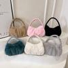 Bolso de mano de piel sintética con diseño de nicho para mujer, nuevo bolso de hombro de felpa de alta calidad, sencillo y combinable para el invierno de 2023.