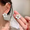 Brincos Casuais de Flor Branca com Zircônia para Mulheres 2025 Novos Brincos Elegantes Versáteis Design de Nicho Brincos de Alta Qualidade