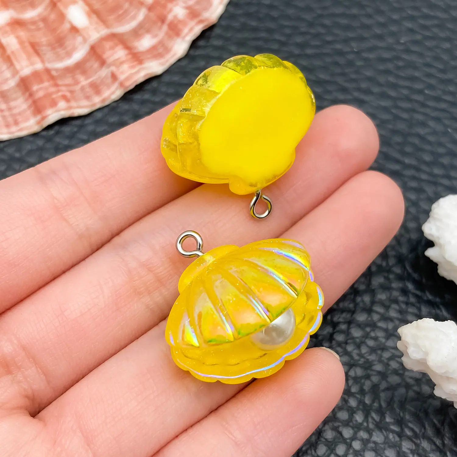 24102-JD3-黄色树脂炫彩珍珠贝壳23x23x17mm