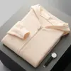 El nuevo cárdigan de cachemira con capucha para primavera y otoño 2024 es un cárdigan de punto de cachemira grueso y cálido para hombre con punto de canalé.