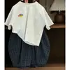 Conjunto de ropa infantil coreana 2026 verano nuevo estilo para niños, camiseta elegante y versátil de manga corta con pantalones a cuadros anti-mosquitos
