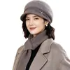 Conjunto de tres piezas para mujeres de mediana edad y mayores: gorro de punto grueso y cálido de otoño e invierno, gorra de béisbol de pelo de conejo, bufanda y guantes