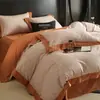 Novo conjunto de cama de quatro peças em algodão de fibra longa escovado, com 60 fios, proporcionando uma sensação luxuosa e de alta qualidade, disponível nos estilos lençol de cima, lençol com elástico e colcha de cama, 100% algodão.