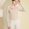Q Otoño e Invierno Camiseta Deportiva Ajustada con Cuello de Botón para Mujer, Moda de Cuerpo Delgado, Dobladillo Curvo, Top de Yoga de Manga Larga