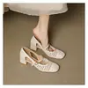 Sapatos Mary Jane Quadrados Tecidos Vazados em Couro Macio Estilo Retrô Francês para Mulheres 2026 Novo Estilo Sapatos de Salto Médio com Tira Única para Mulheres
