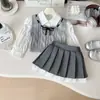 Conjunto de Moda Estilo Universitario Otoño 2026 para Niñas: Conjunto de Tres Piezas: Camisa de Manga Larga, Suéter, Chaleco, Falda Plisada