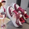 Zapatillas Blancas para Niños 2025 Primavera y Otoño Nuevo Estilo Zapatos Deportivos para Niñas con Superficie de Cuero y Suela Suave, Zapatillas Planas de Moda Tendencia