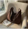 Bolsa Feminina 2025 Nova Vintage Grande Capacidade Ombro Tote Versátil Simples Fosca Superfície Macia Transversal para o Dia a Dia